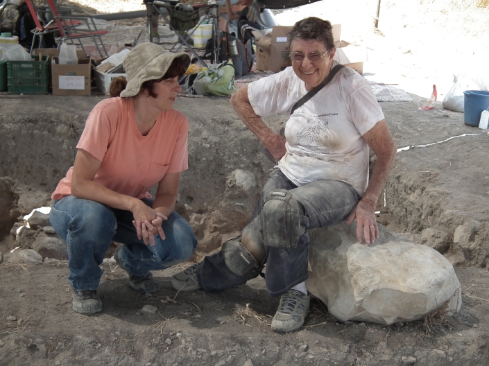 Tirza discussing archaeology with Sheila 